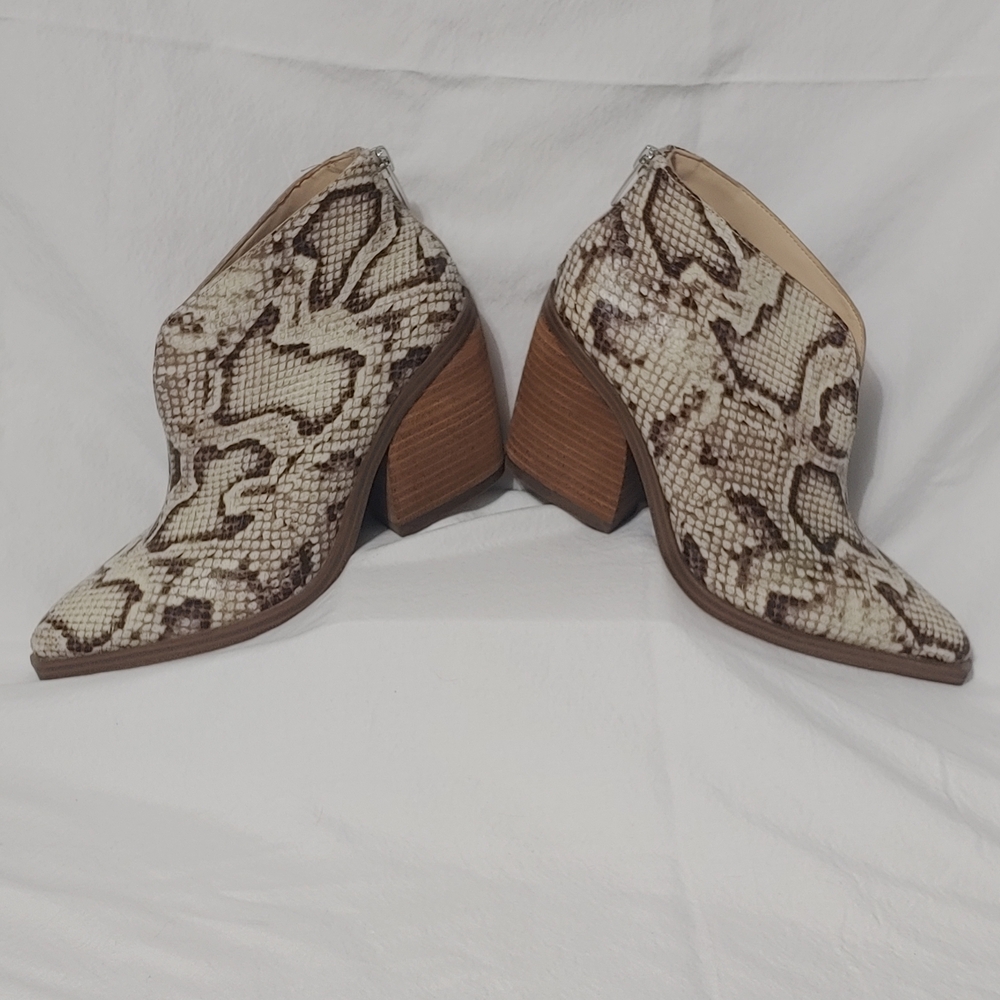 Great Cond. Vince Camuto Ginsel Leather Snake Print Heeled Boots Women. Size 7.5